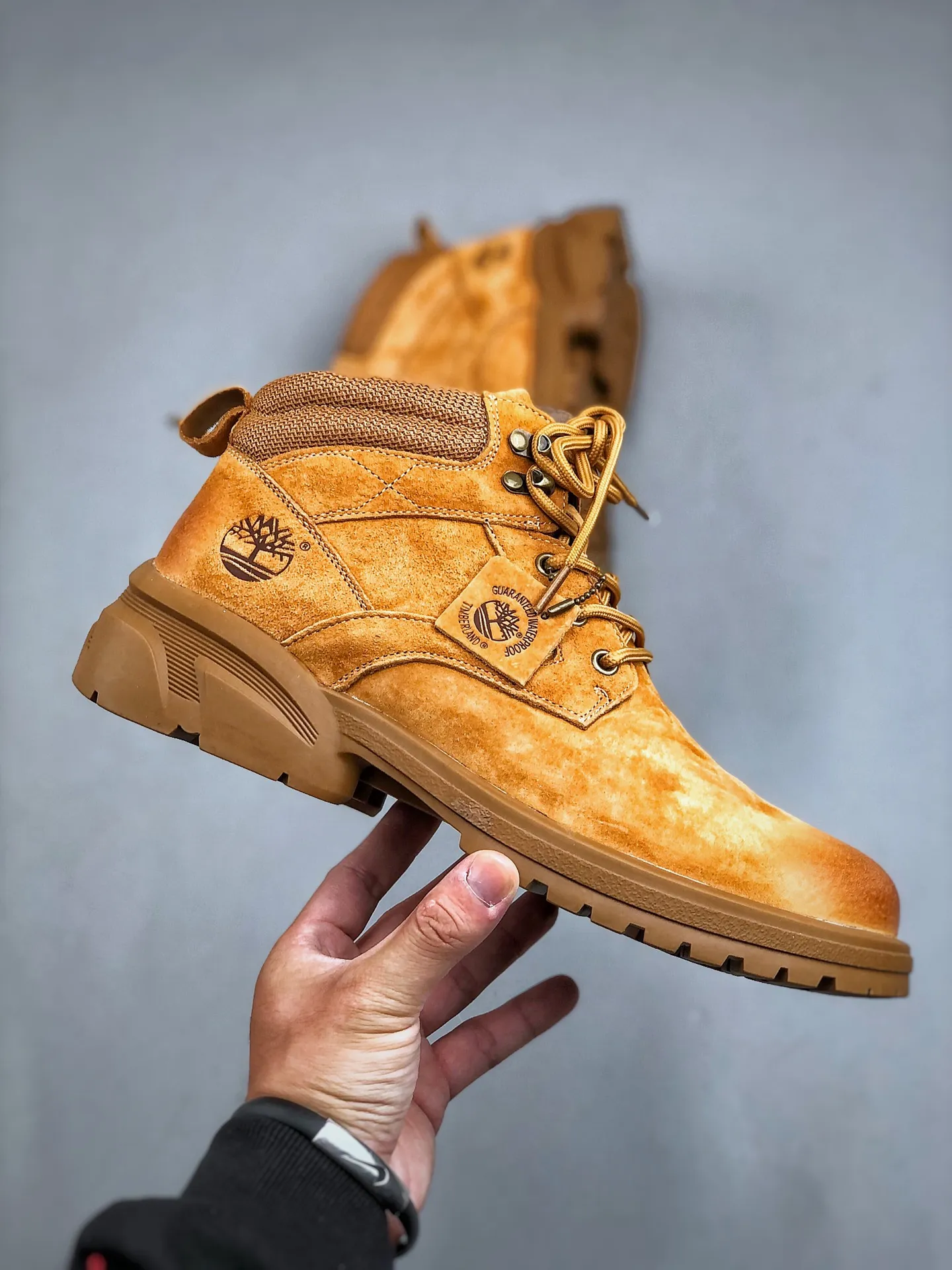 Local self-pickup💰560 supports store release. New goods🚀#Timberland Timberland/Timberland outdoor mid-cut casual rhubarb boots series. Guangdong factory quality. Original box and original packaging. The fabric is made of Italian 🇮🇹 top-grade frosted fine-grained cowhide. It is paired with anti-odor and anti-corrosion genuine leather latex insoles to give you a perfect wearing experience. High-quality and durable. A must-have for sportsmen. Specially designed to treat those who are not handsome. High-quality and first-class foot feel. Size: 38 39 40 41 42 43 44 (leather shoe size)